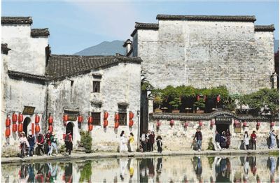 5月3日，游客在安徽省黟县宏村景区游览。杨 韬摄（影像中国）