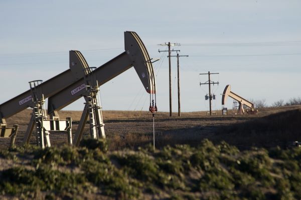 美国北达科他州的多个油井。（图片来源：新华社/路透）
