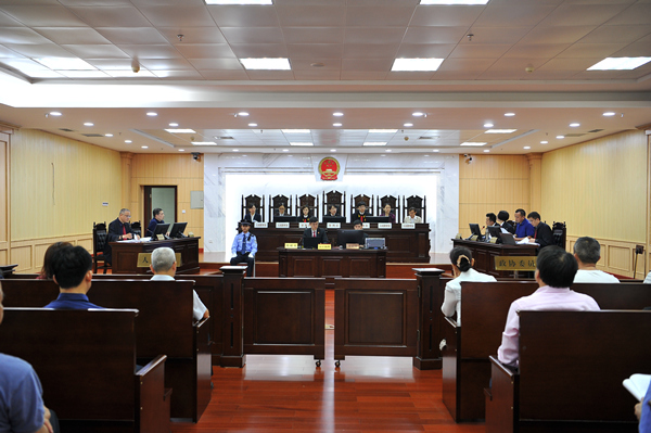 5月6日下午,广西南宁市中级法院采用"3 4"大合议庭模式开庭审理原告