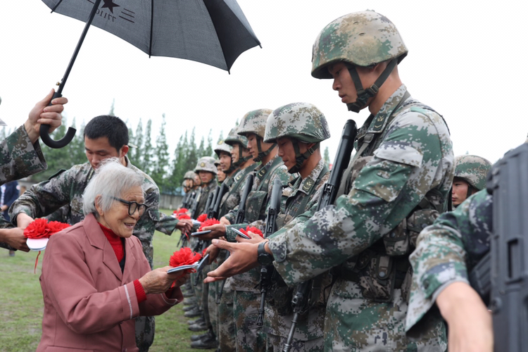 战士们出征了91岁鞋垫奶奶亲手缝制200双鞋垫送行