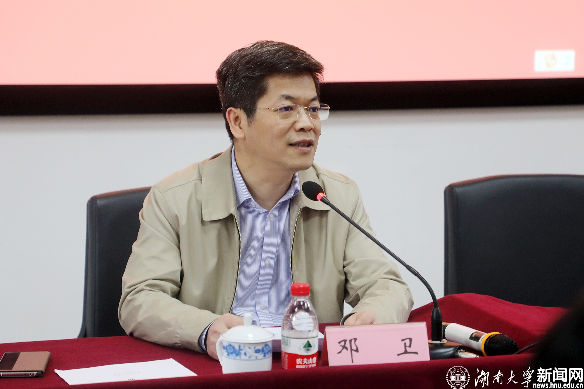 邓卫为教职工入党积极分子上党课图文