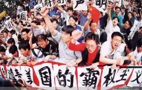 炸馆事件后，中国国内多地民众游行抗议美国 图源：网络