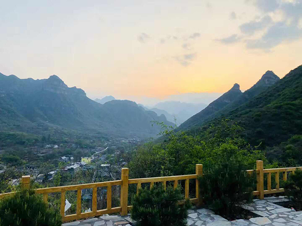 河北保定市涞水县南峪村以交通搭台唱起经济大戏图