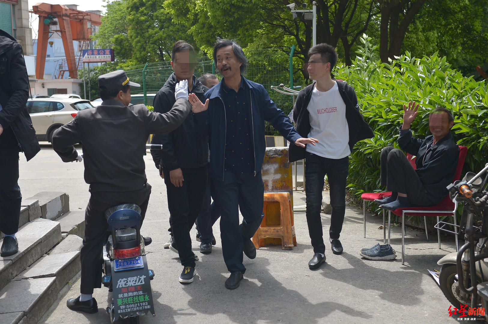 ▲2019年5月7日，上海市杨高南路地铁站出口，沈巍出现后众多粉丝前来打招呼。