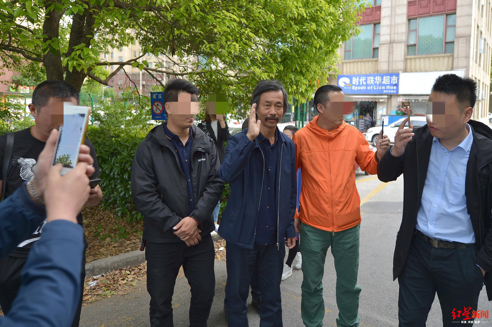 ▲2019年5月7日，上海市杨高南路地铁站出口，记者采访结束后，沈巍特意送大家出来，并一一握手告别。
