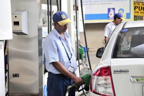在印度孟买南部一家加油站，工作人员为汽车加油。新华社
