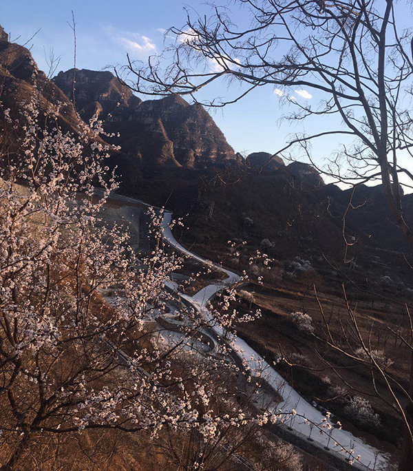 河北保定市涞水县南峪村以交通搭台唱起经济大戏图