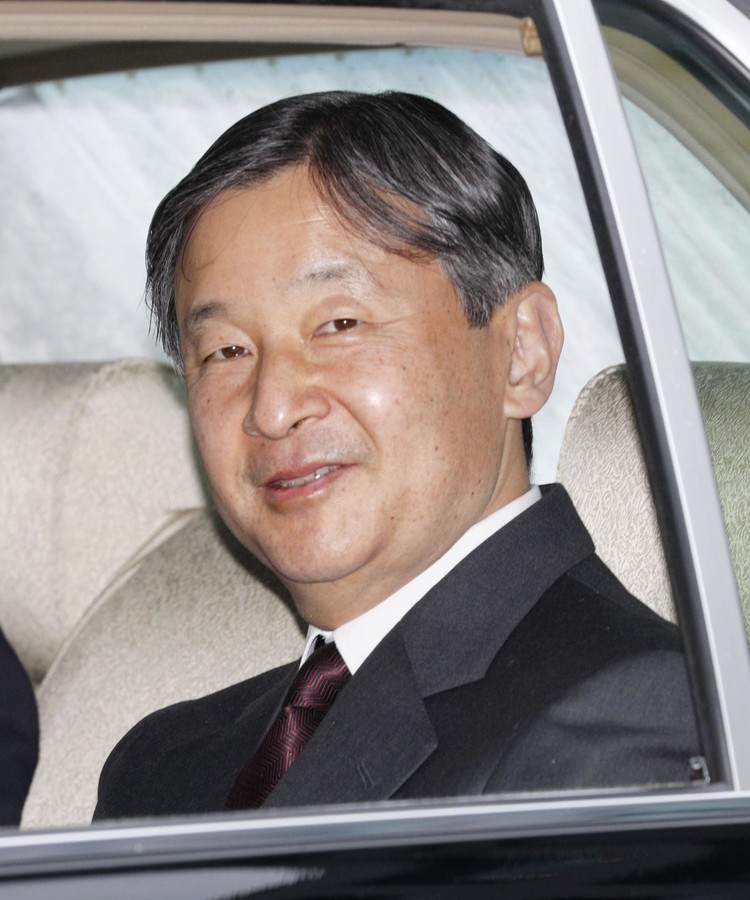 日本新天皇办公照首次公开穿西服写毛笔字图