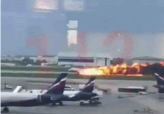　飞机着陆时着火的视频