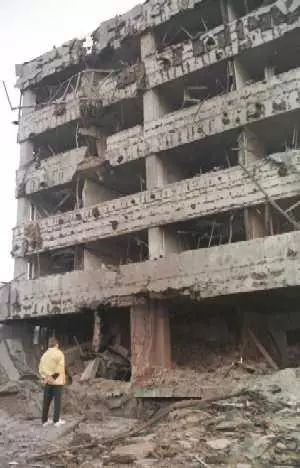 被轰炸后的中国大使馆 图源：网络