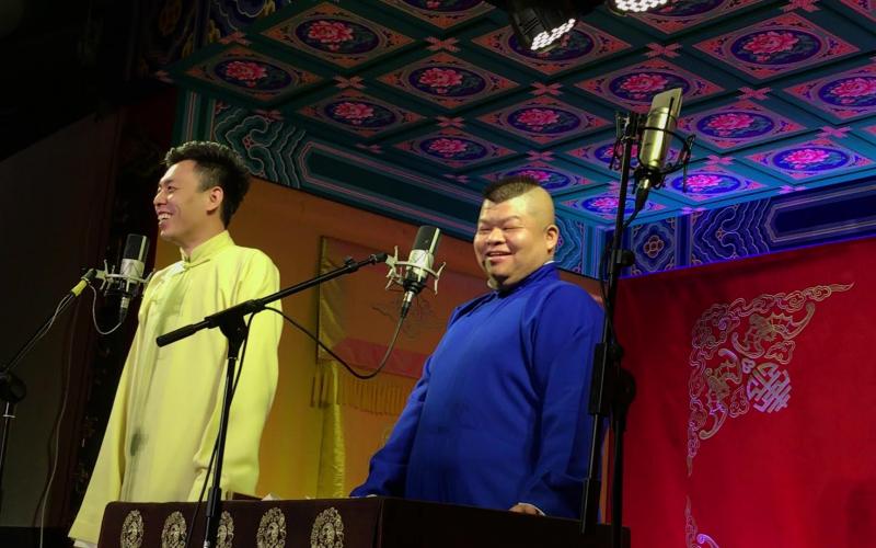 吴帅(右)在台上演出