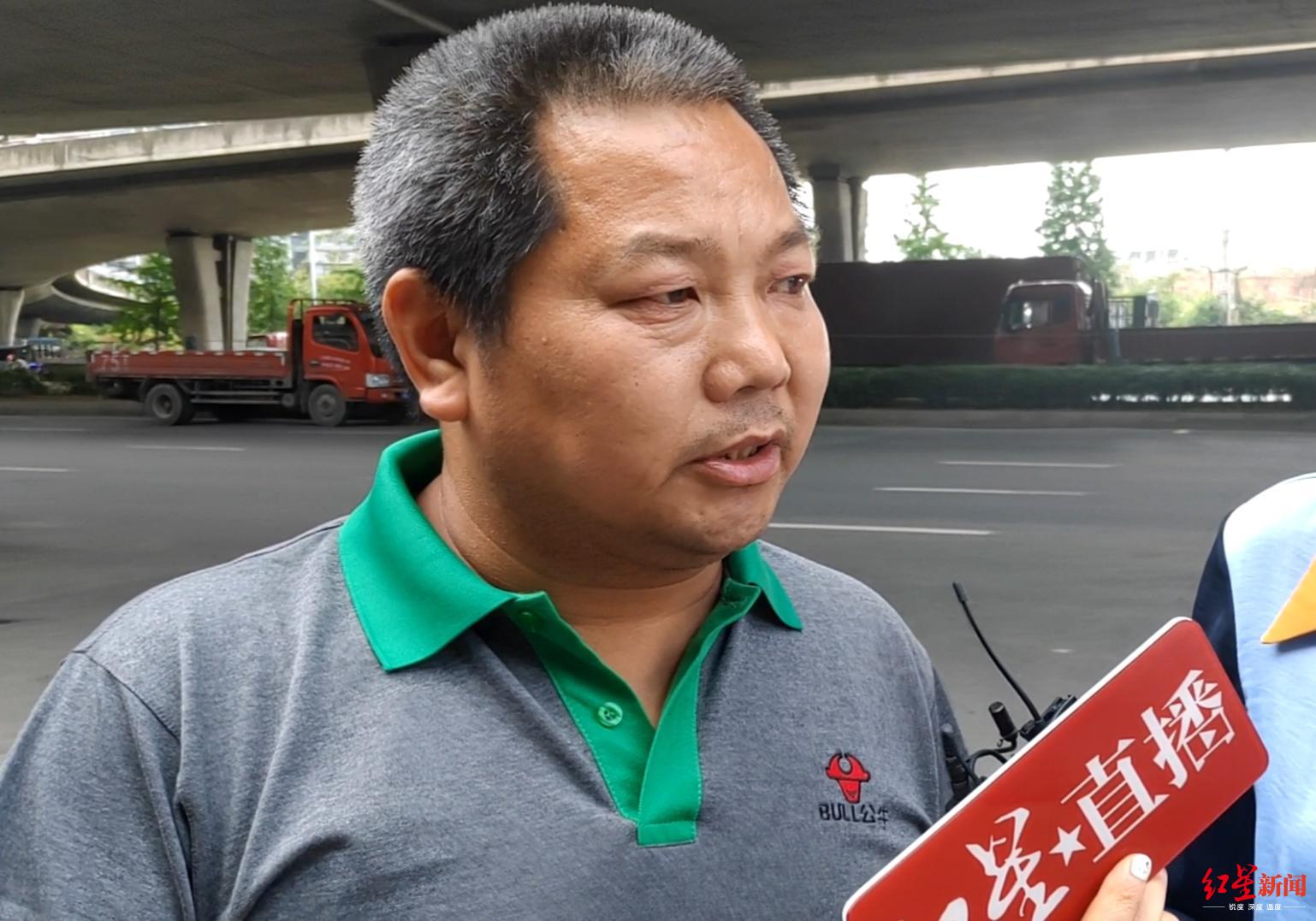 上午,李博文的父亲李正勇在市交警二分队询问调查进展,下午,他带红星