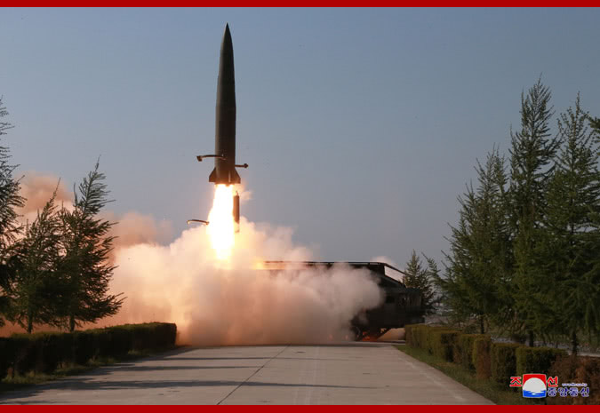 朝鲜周四试射的新型固体战术弹道导弹 朝中社