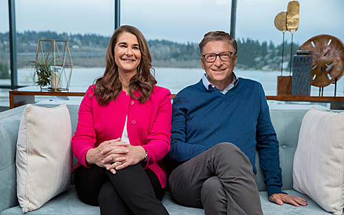 这是比尔·盖茨（右）和梅琳达·盖茨在美国华盛顿州柯克兰准备2019年度公开信后合影的资料照片（新华社）