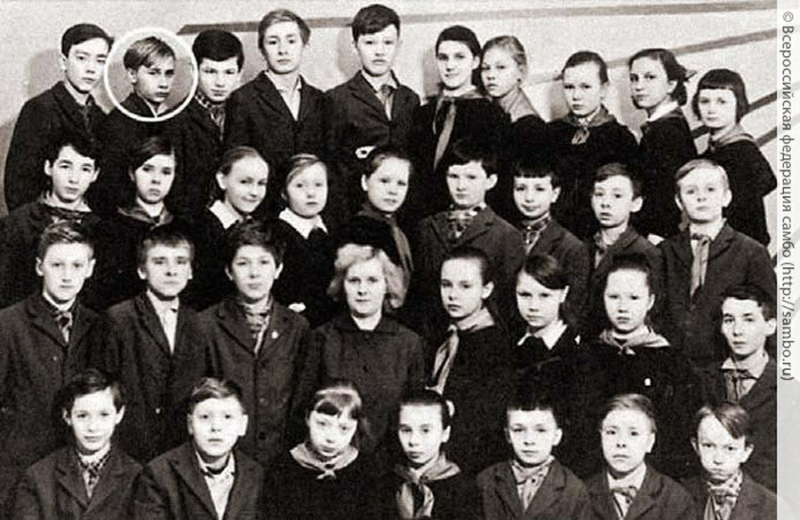 学生时期的普京（最后一排左二）。（图：今日俄罗斯）
