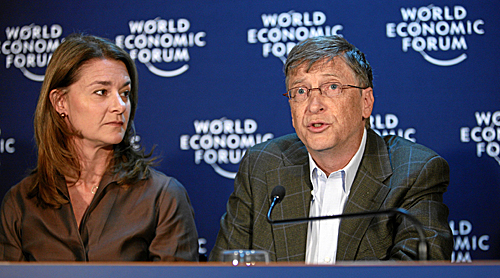 比尔·盖茨和夫人梅琳达在参加世界经济论坛2009年年会之际出席新闻发布会。（新华社）