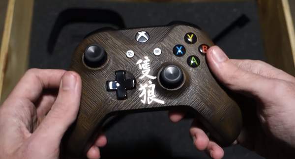 上面刻着只狼英文"sekiro",手柄也是原木的质感,手柄中央刻着"只狼"二