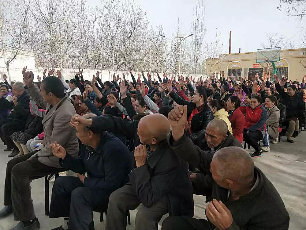 5月6日,墨玉县萨依巴格乡克西拉克村组织开展了以"坚决打赢扫黑除恶