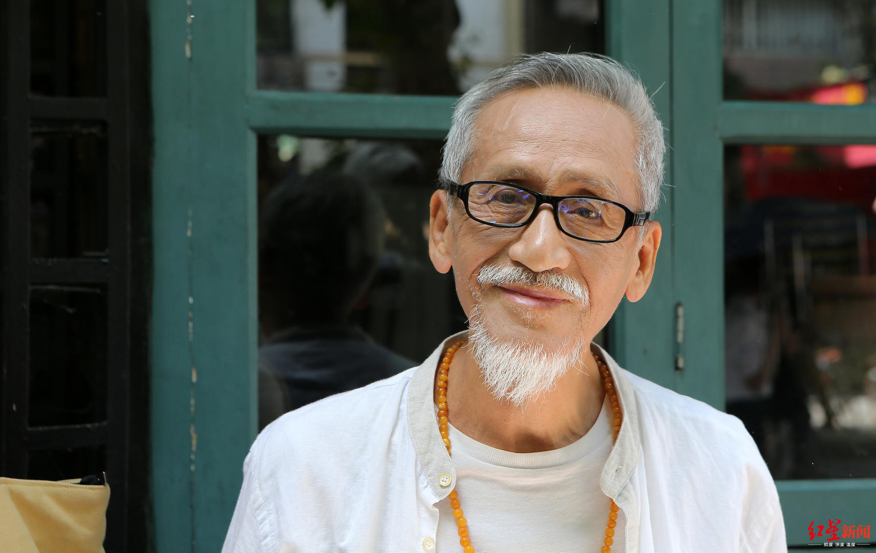 站在成都街上梧桐树下陈彼得满满的幸福