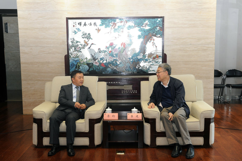 吕建校长会见华为中央研究院总裁查钧一行