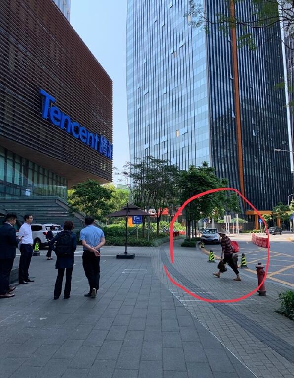 给鹅厂送鸡阿姨手提两只活鸡到腾讯总部大楼引围观