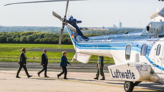 默克尔乘坐军用直升机返回柏林 （图源：《图片报》）