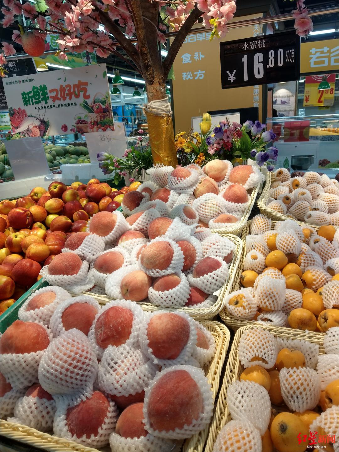  ↑成都一家連鎖生活超市售賣的水果價格