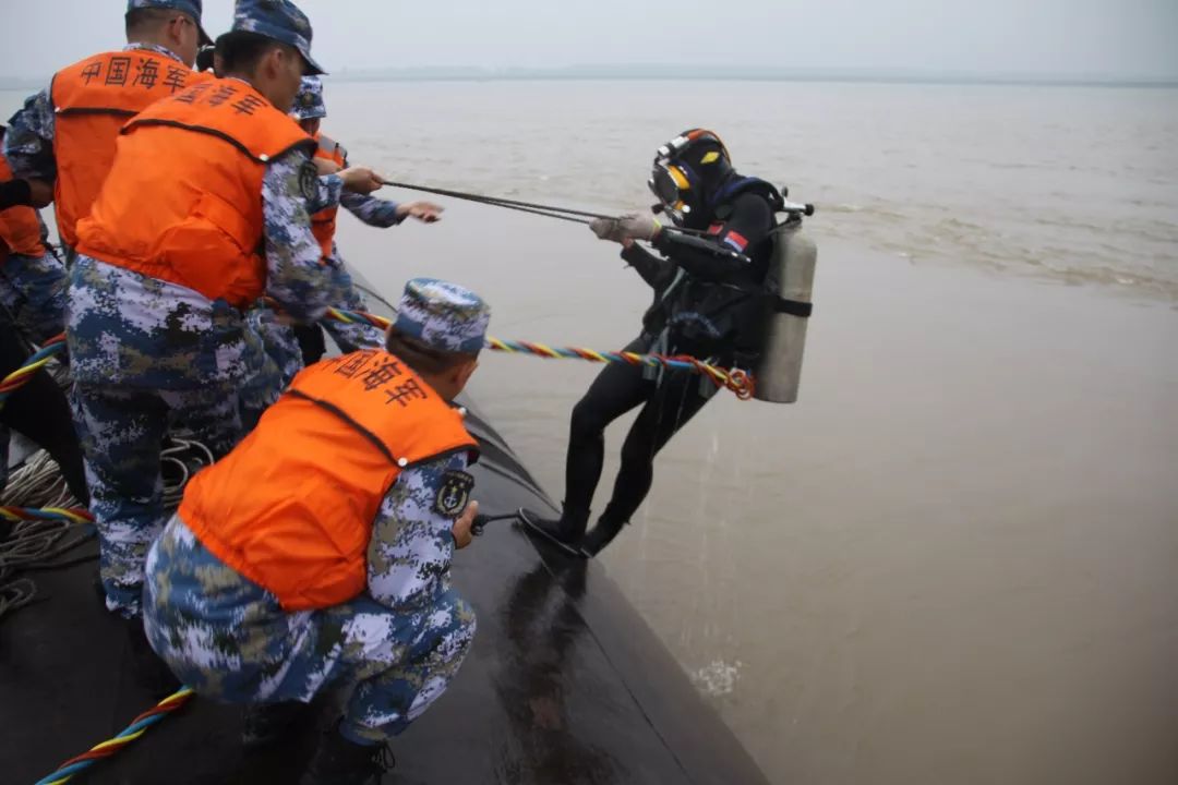 获海军表彰前一天这支英雄中队又救了几名群众