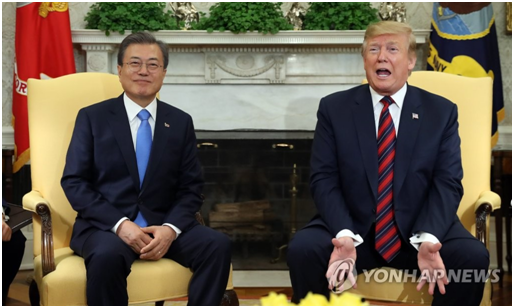 文在寅(左)和特朗普4月在华盛顿会面(图源：韩联社)