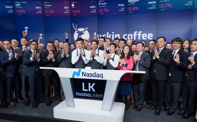 钱治亚在敲钟现场 图片来源：受访者提供