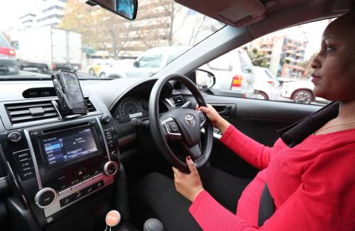 在澳大利亚墨尔本，一名滴滴司机驾驶车辆。新华社