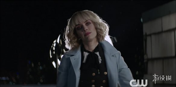 红发张扬身材性感dc蝙蝠女侠正式预告公开