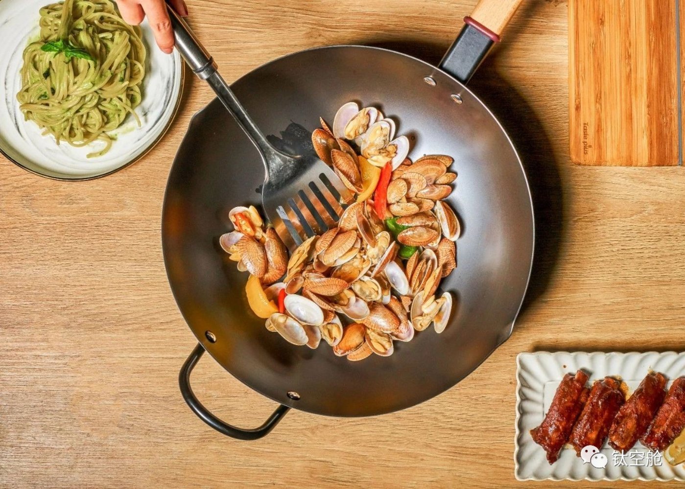 超轻巧女生都能轻松颠勺的铁锅轻松驾驭各种中国菜