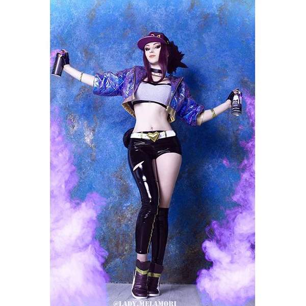 分别是阿狸,阿卡丽和卡莎,三个不同的角色在小姐姐的演绎下也各有风情