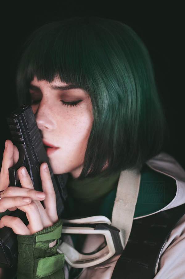 《彩虹六号:围攻》ela cosplay 眼眸深邃神似官方立绘