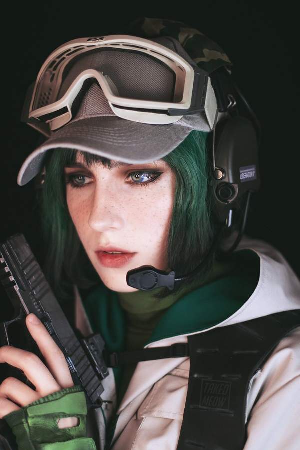 《彩虹六号:围攻》ela cosplay 眼眸深邃神似官方立绘