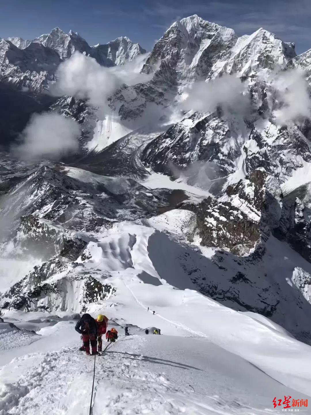 川藏登山队登顶珠峰 15人全部登顶 这是今年首支登顶队伍 手机新浪网