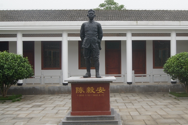 红色潇湘陈毅安一发炮弹吓走敌人一个师