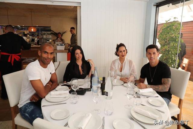 养眼!西班牙人球员太太团浓妆参加午宴,武磊携