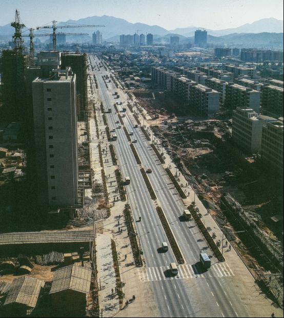 八十年代初建设中的深圳深南大道又是一个立交桥旋转后沿着深南大道