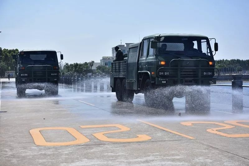 5月16日,南海舰队某防化营组织防核生化课题训练,在反复锤炼中,不断
