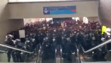 “黑背心”机场抗议 视频截图