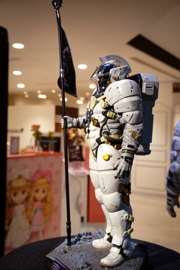 小岛秀夫现身工作室周边实体店亲自拍摄手办宣传图