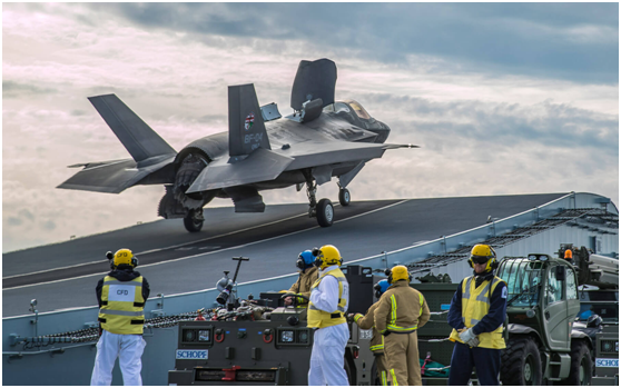 伊丽莎白女王号航母远赴美国训练，F-35B进行起降测试。