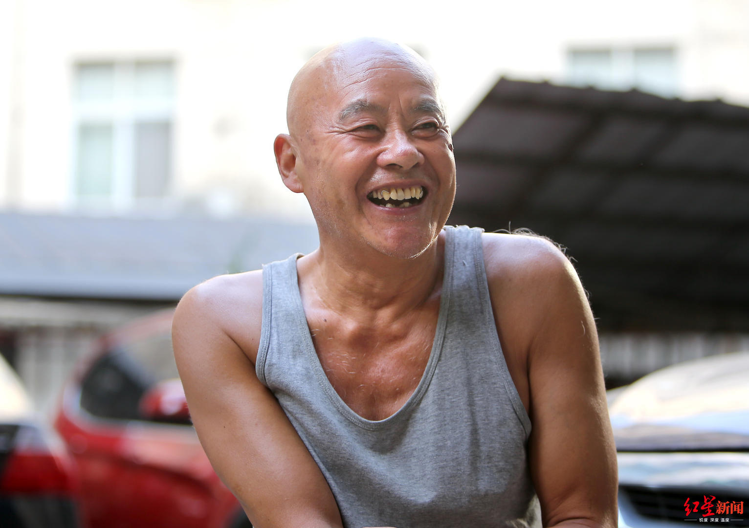 倒挂树上连做20个屈体翻转成都猿人大爷走红