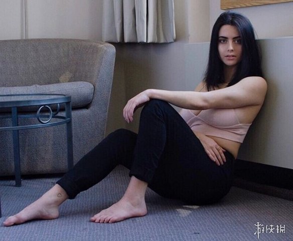 18岁的欧派不容小觑!加拿大嫩模julia burch美照赏