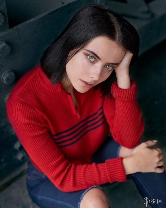 18岁的欧派不容小觑!加拿大嫩模julia burch美照赏