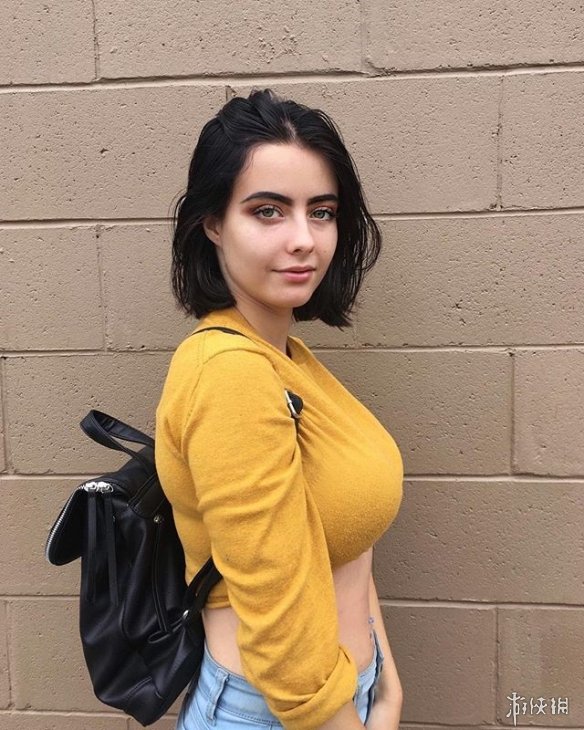 18岁的欧派不容小觑!加拿大嫩模julia burch美照赏