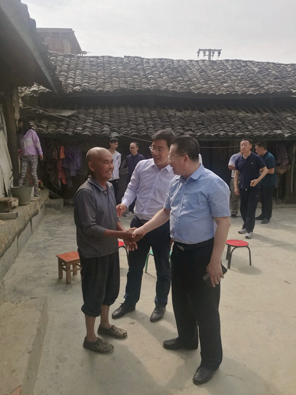 在昌宁县柯街镇腊邑社区,张国臣一行先后听取了柯街镇党委书记字金权