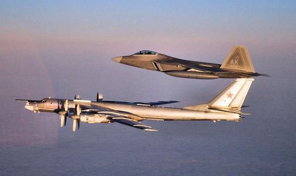 资料图：F-22拦截俄军图-95轰炸机。